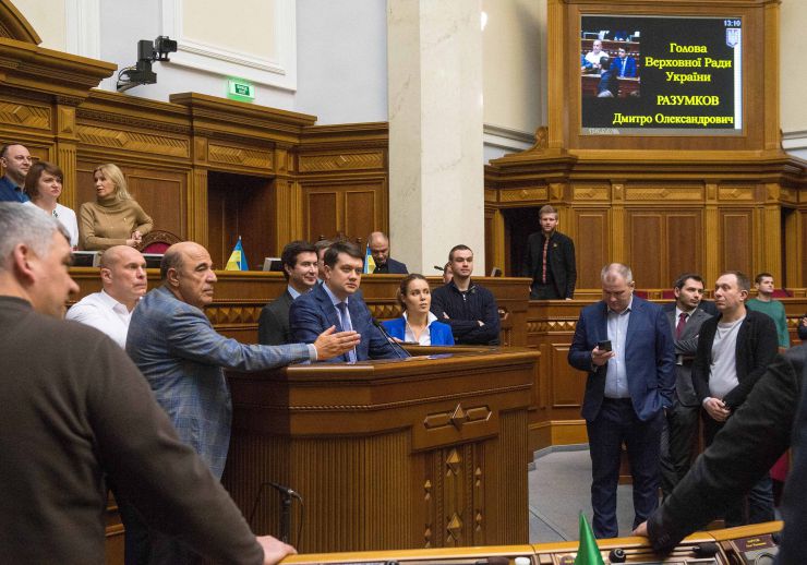 Пленарне засідання Верховної Ради України. Верховна Рада розпочала розгляд у другому читанні законопроєкту №2178-10 “Про внесення змін до деяких законодавчих актів України щодо обігу земель сільськогосподарського призначення”. Народні депутати з опозиційних фракцій намагалися перешкодити роботі головуючого, провокували непарламентську поведінку, блокували трибуну.  Народні депутати розпочали розгляд правок до законопроекту. Дмитро Разумков